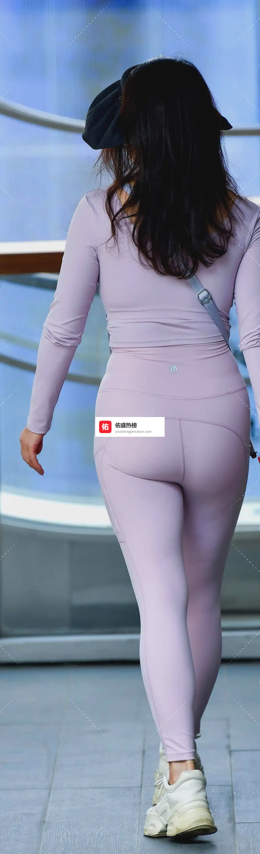 穿上一身浅紫色的瑜伽服，仿佛被温柔的薰衣草雾气包裹住了身体