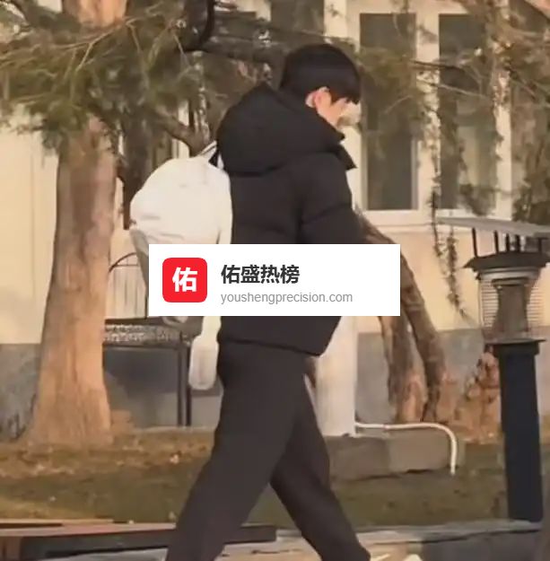 王楚钦开新座驾和孙颖莎打招呼？孙颖莎抬手回应，揭秘国乒顶流的“互动真相”