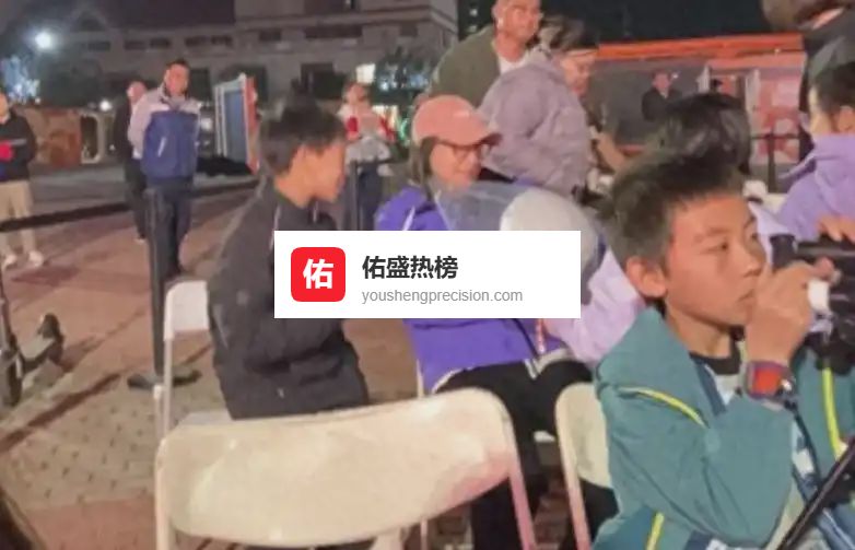 郭晶晶携三子亮相南沙，粉丝求合影遭婉拒，八字回应尽显礼貌