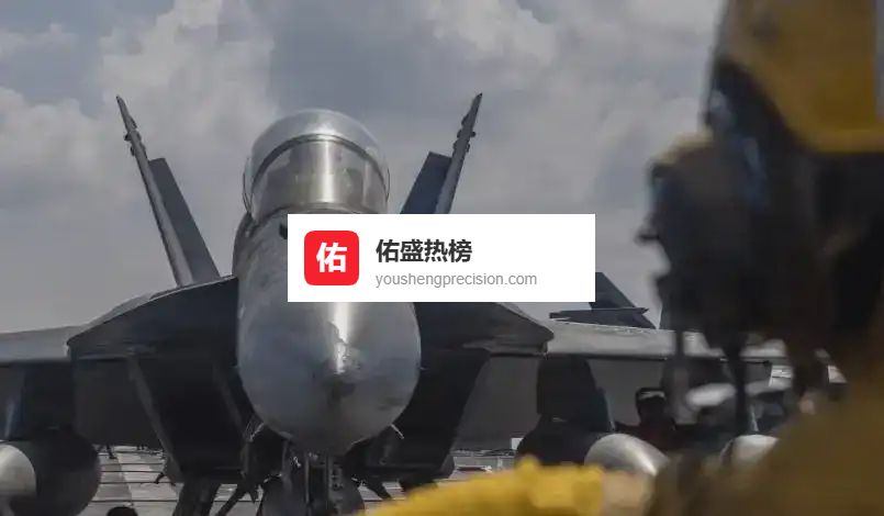 美国航母挂弹待命，特朗普留话“打不定”，这场地缘算计藏着什么？