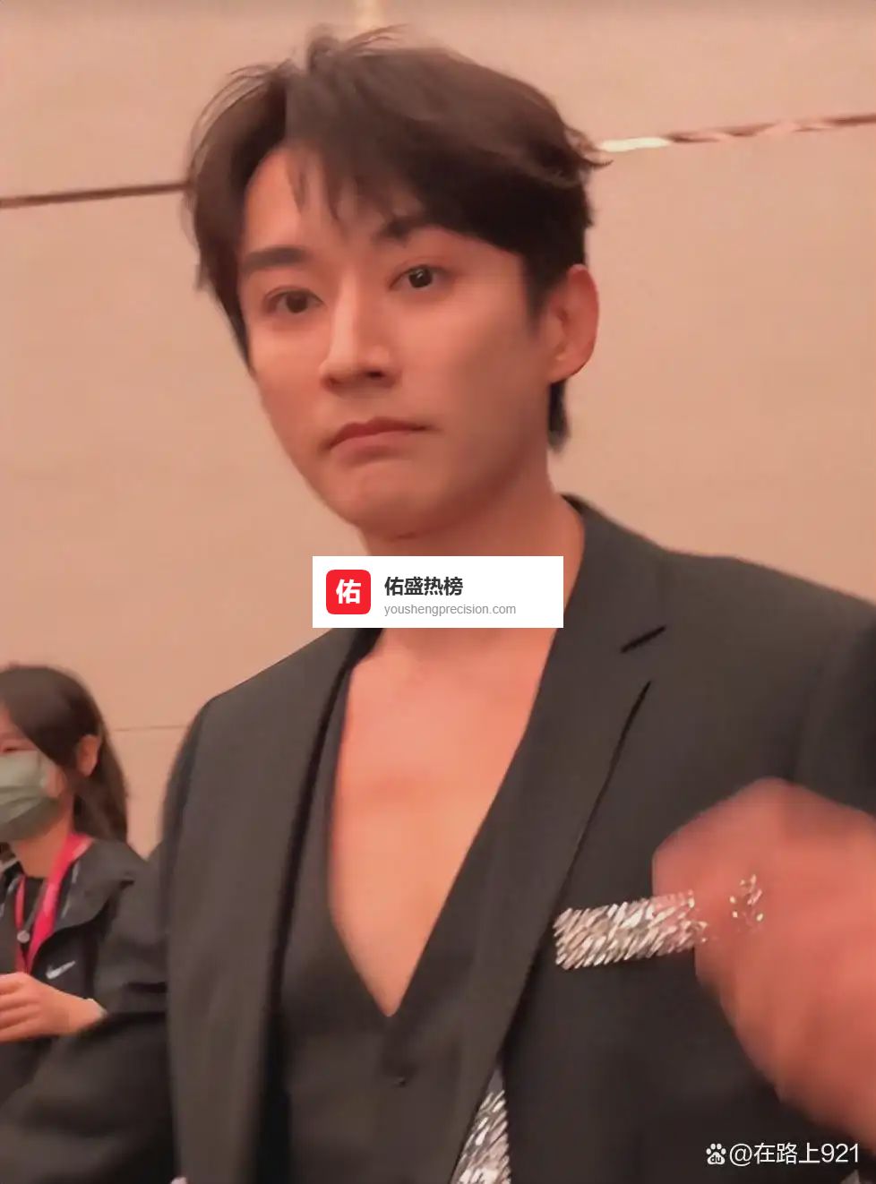 反差太大！刘学义素颜现身大孤山，穿棉袄鞠躬祷告显虔诚