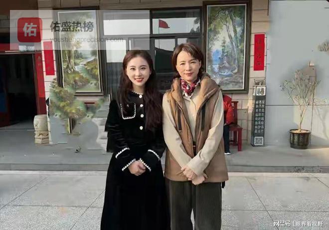 董卿回老家吃饭，3000块马甲竟穿出千万人的羡慕