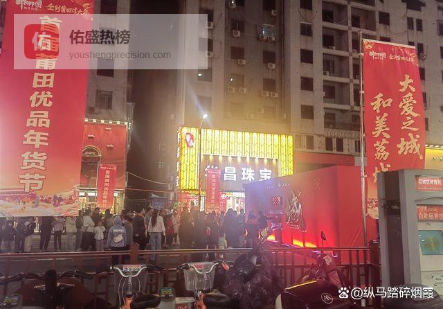 在步行街的烟火气里，打捞生活的本真