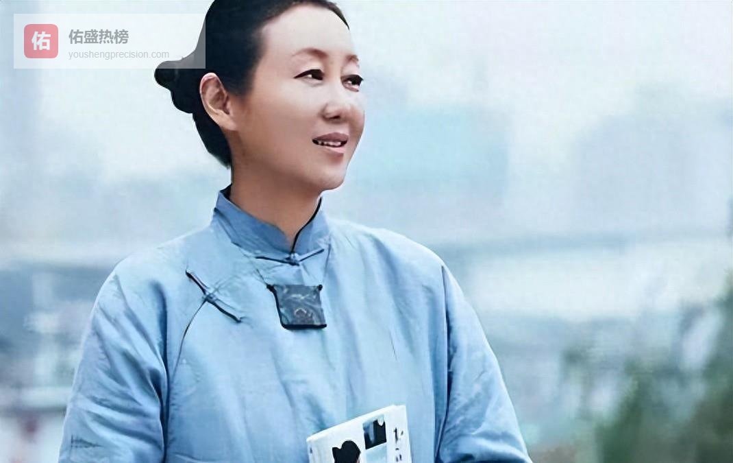 56岁潘蔚现状，与夫孙楠居住徐州乡村大宅，一家人似世外桃源