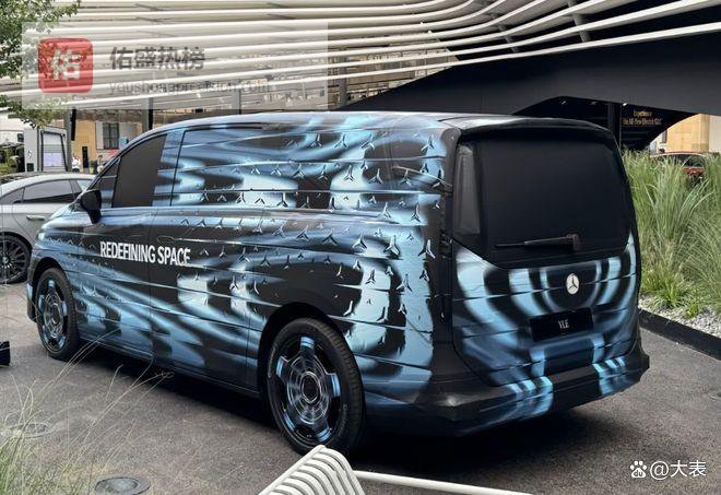 炸场预警！奔驰新VLE官宣首发：3月10日登场，800伏架构+后轮转向太能打