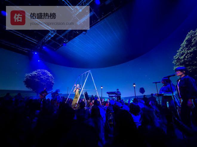 凯尔西·巴勒里尼在纳什维尔粉丝活动中首发《愉快山》EP，感动全场