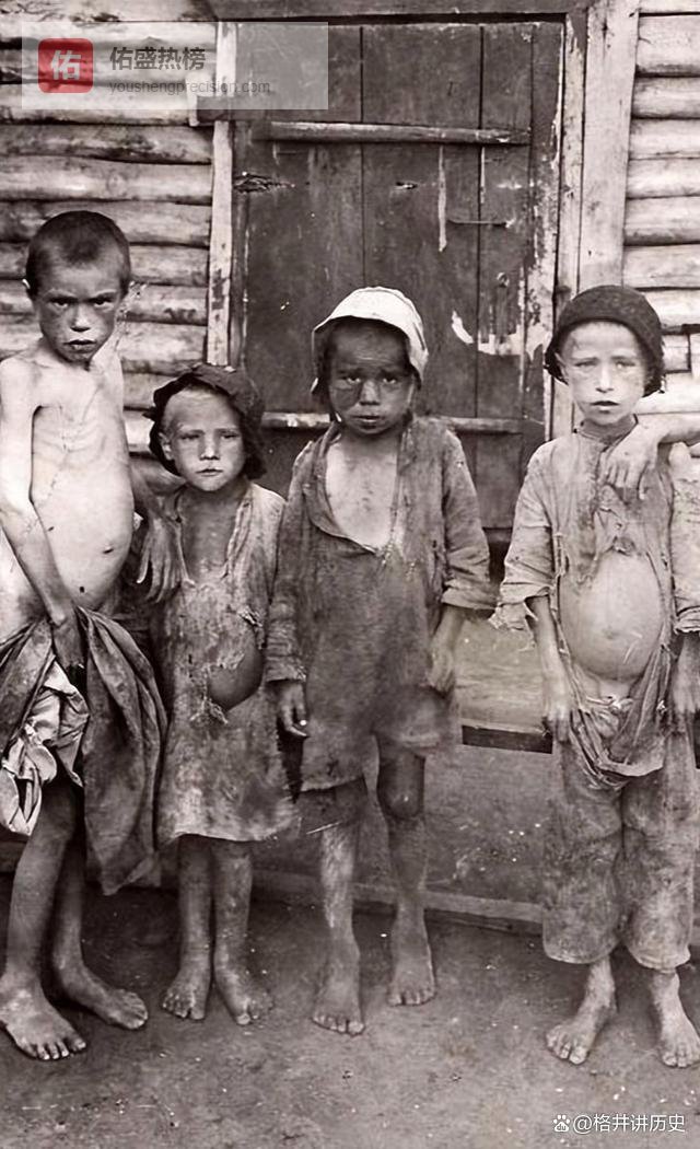 1942年，河南三千万灾民在饥饿中挣扎，一名嚼草根的女人瘫坐在地，眼神空洞如破锅盖：这张照片，为何让世界失语？