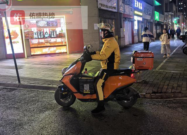 新春一线｜越努力越幸运：从“拧螺丝”失败到管理60人小队，上海骑手蒋海龙的“马”力人生