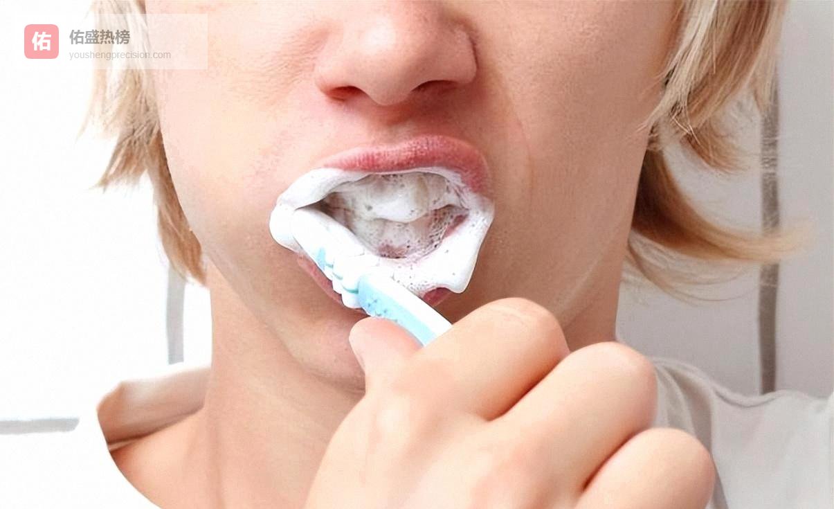 别把睡前刷牙刷成宵夜前仪式，刷完别再吃才是真防龋，夜间唾液少牙菌斑疯长