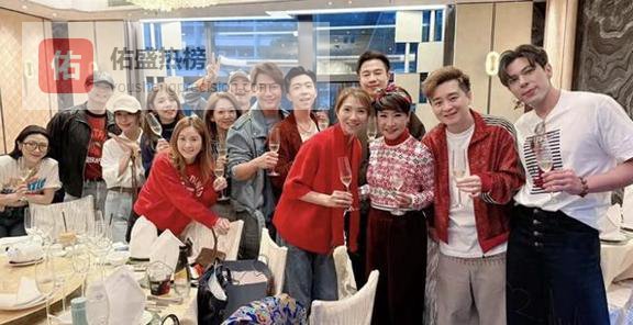 狄波拉办聚会，邀十几人、人手一份礼物，真有钱！