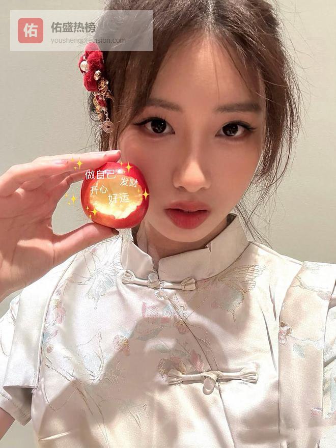 徐朵异国迎新年眼睛太惊艳