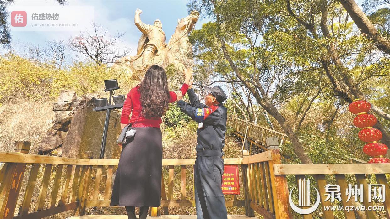 郑成功雕像成顶流打卡地 暖心保安变身金牌摄影师