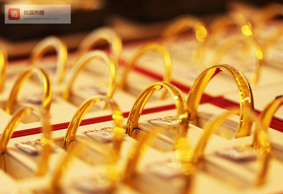 金价大跳水，刚入手的30克素圈还没戴热就亏了