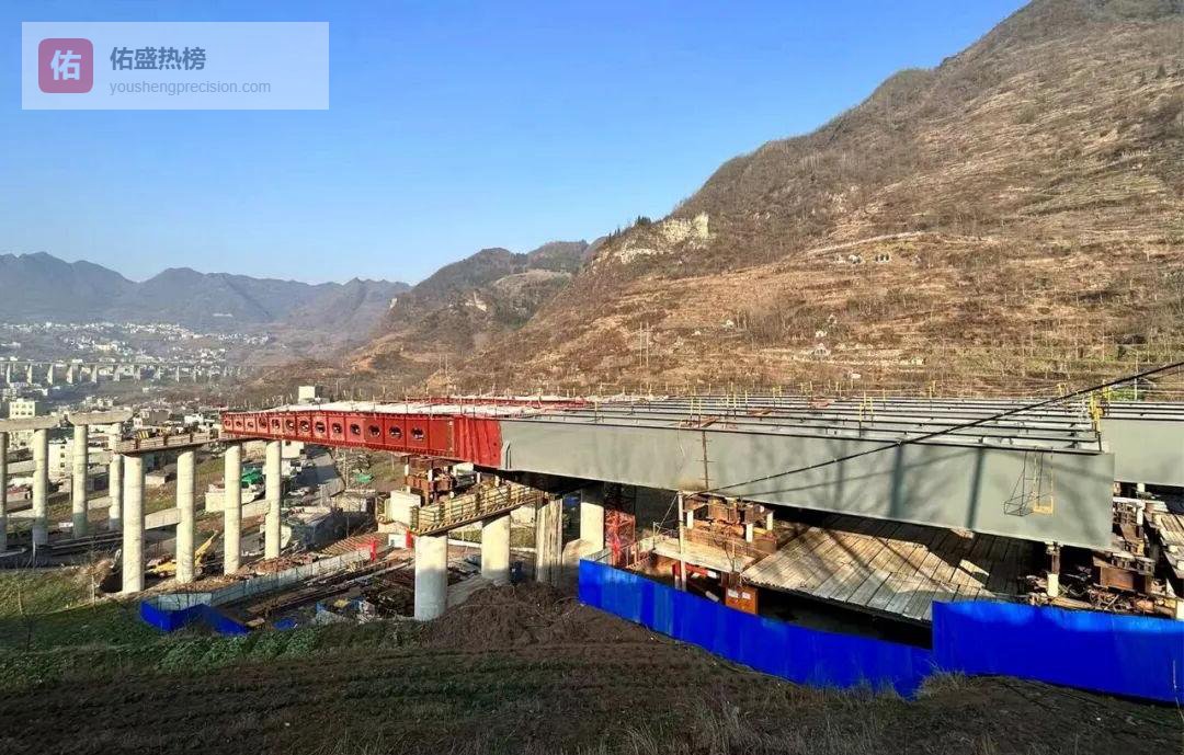 200吨巨梁稳稳“走”出13米，镇果公路特大桥顶推首秀