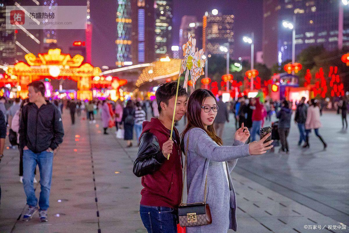 一个女人老实不老实，看着一个地方就够了，一眼就能将她看穿！