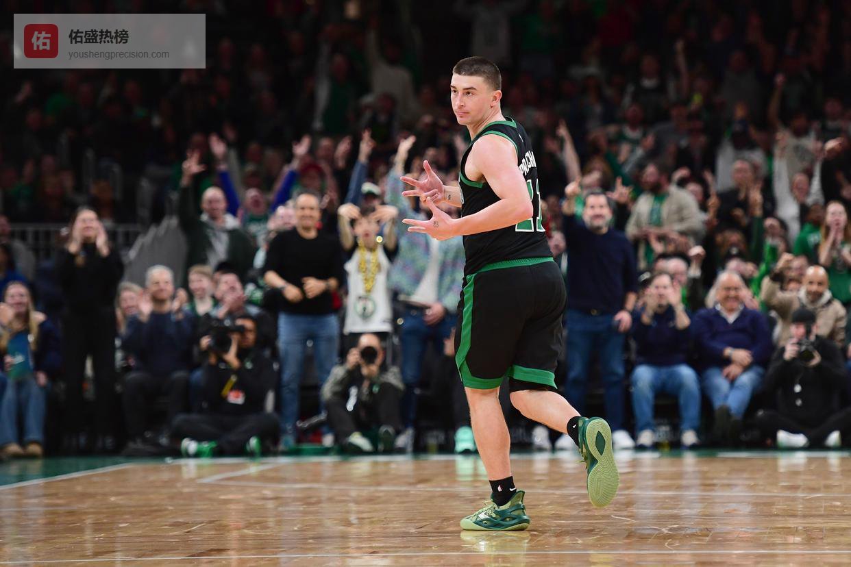 一夜消息：老詹迎里程悲，新秀达成壮举，米切尔怒斥不公