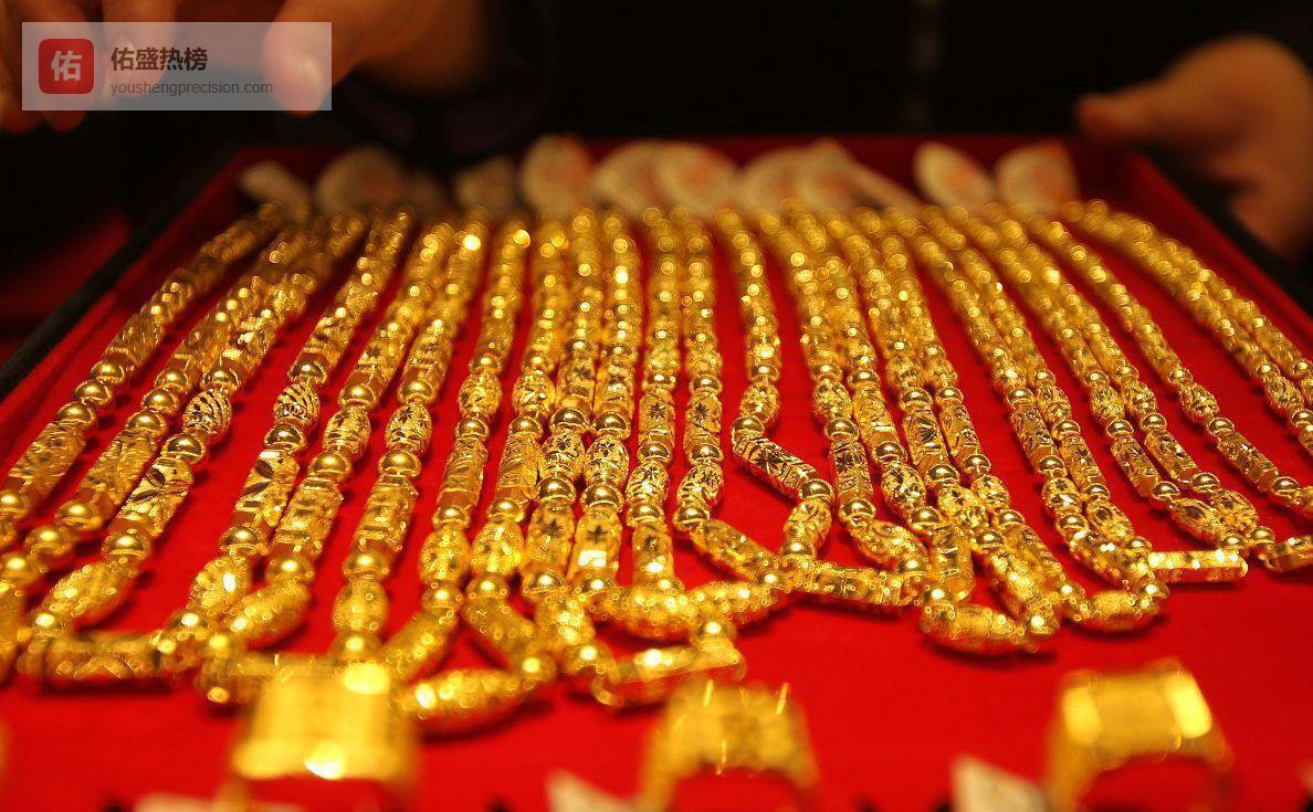 金价一夜跌去32元，闪崩之下是抄底良机还是逃命信号？买金人的钱到底被谁赚走了？