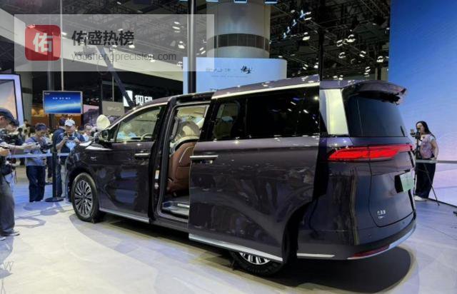 「2025年MPV市场销冠诞生：商务家庭两用佳选，首季度总销量突破两万台大关，这一亮眼成绩彰显了消费者对高品质多功能车型的迫切需求」