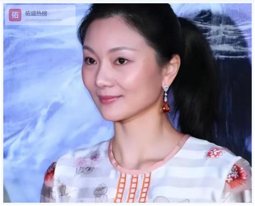 张艺谋巴黎街蹲下给陈婷拍照手抖：那个眼神藏不住，谁才是这段婚姻的弱势方？