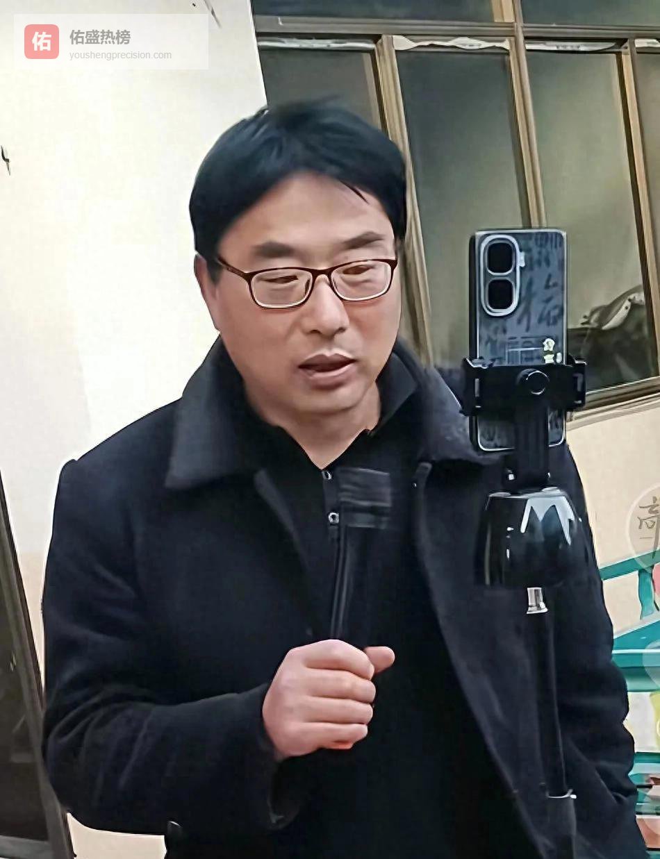 张海洋父亲直播，歌声动人，与亲家大衣哥不相上下，网友善意劝导