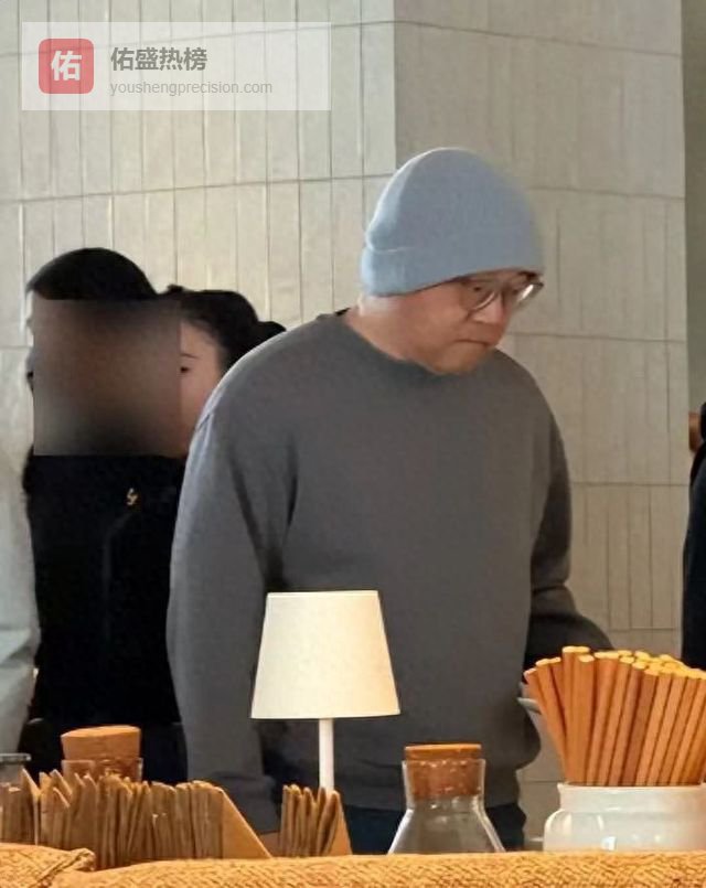 56岁窦唯：曾迷倒王菲，今定居阿那亚，骑电驴买菜砍价，生活惬意