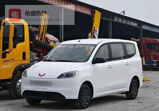 五菱再推国民爆款，满油满电续航1416公里，百公里实测油耗2.42升，6.88万元起售彰显亲民匠心