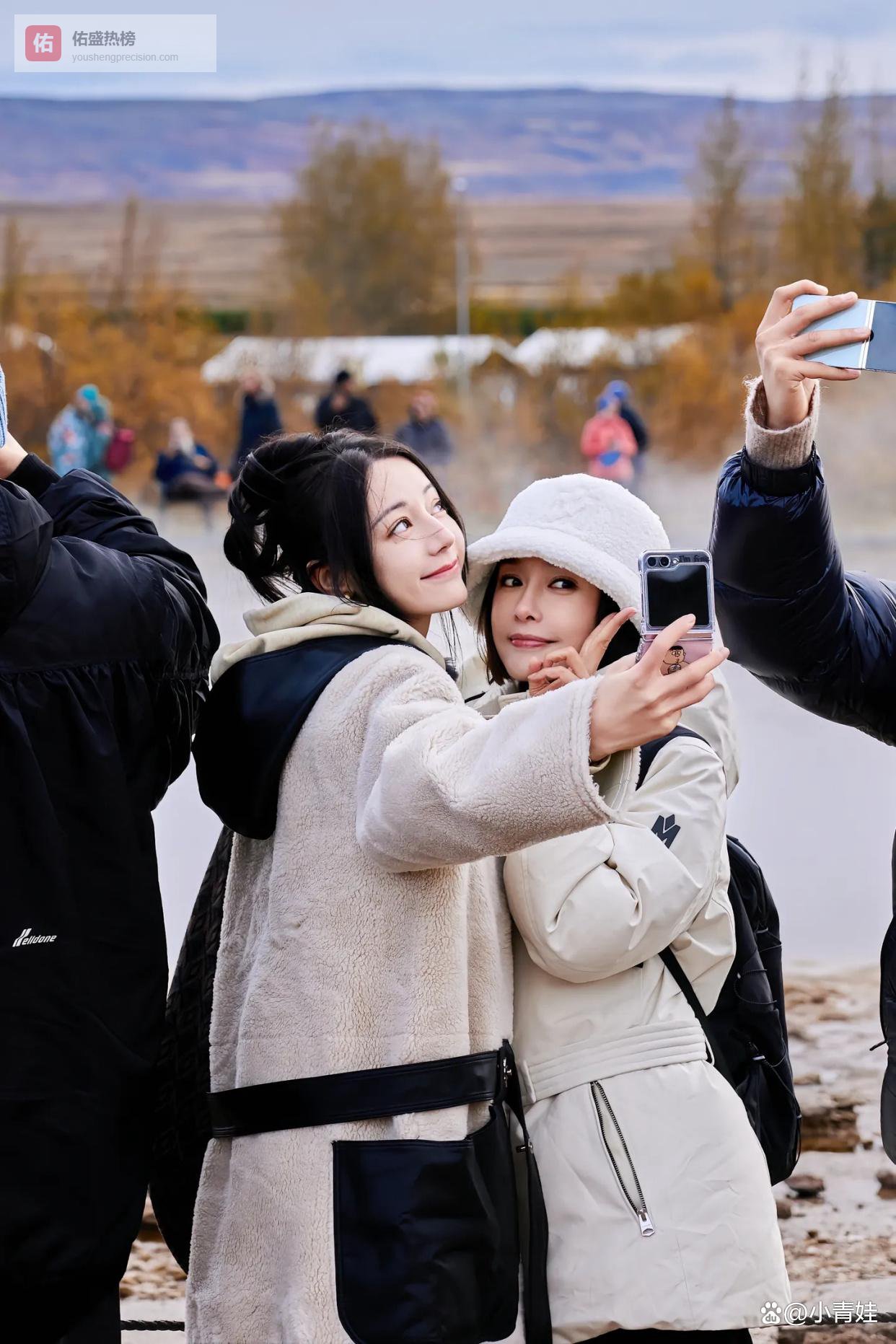 秦海璐迪丽热巴“偏我来时不逢春”爆火：错位互动里的双向温柔