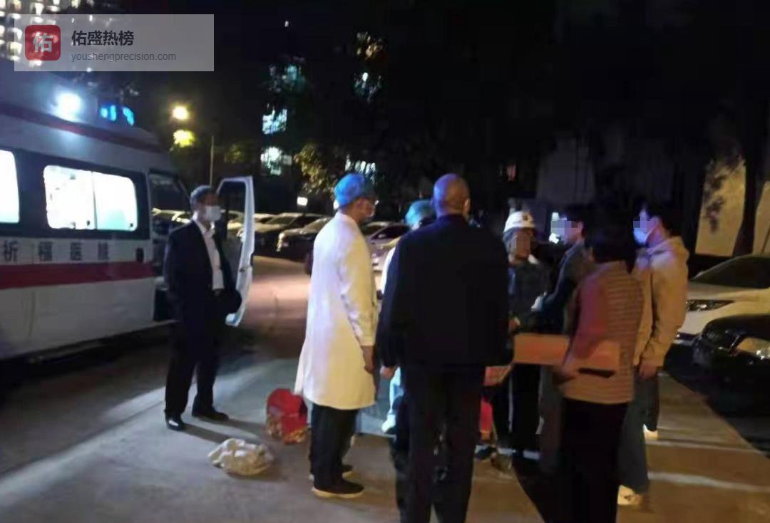 保安何勇一把抱起八旬业主，祈福社区里的“抬手温度”