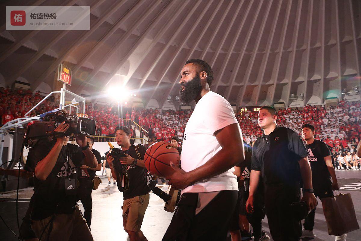 **从“扛起球队”到“开启新篇章”：哈登的职业态度诠释NBA双赢哲学**