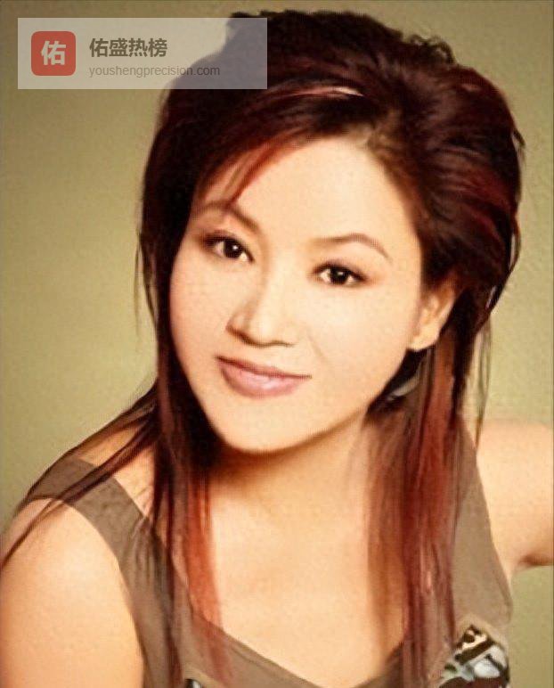 她是谷建芬的主要弟子，失去父母又失去丈夫