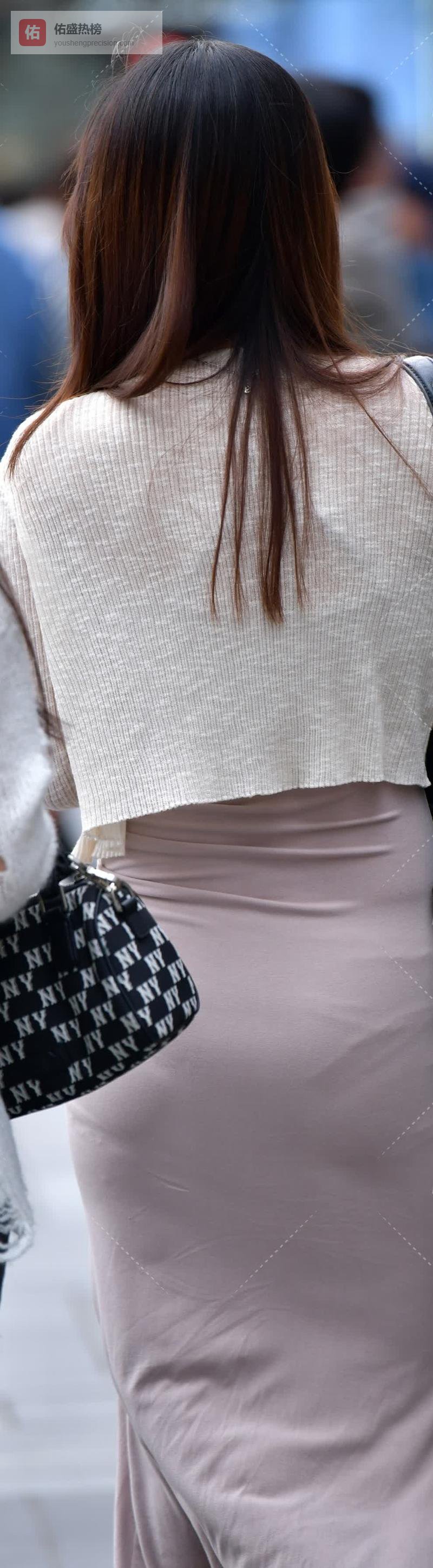 浅米色吊带裙+小白鞋=今夏王炸组合！