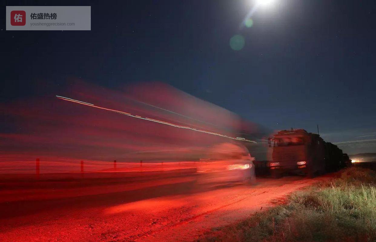 朱日和深夜练兵：将校围炉找病根，铁甲黑夜闯险关
