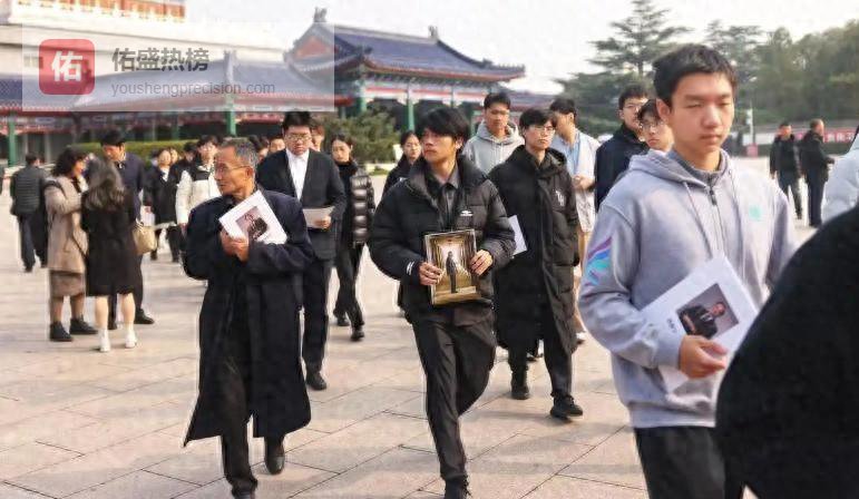 杨振宁披国旗，翁帆为家属代表站首位，重要好友亦到场悼念