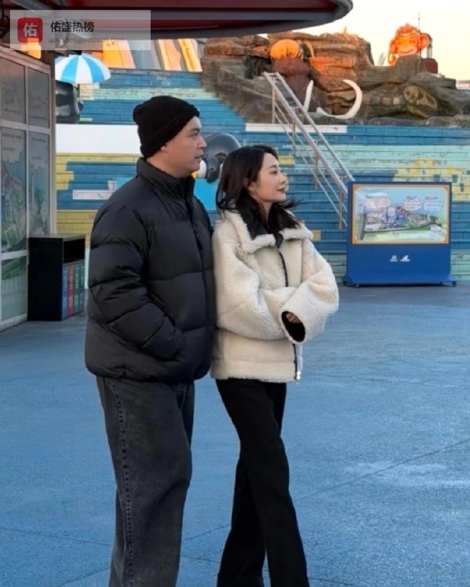 近日，有网友在天津海洋馆偶遇了马頔和李纯，照片里李纯穿着白色摇粒绒外套，黑色休闲裤搭配高跟皮鞋，整个人非常瘦，非常漂亮
