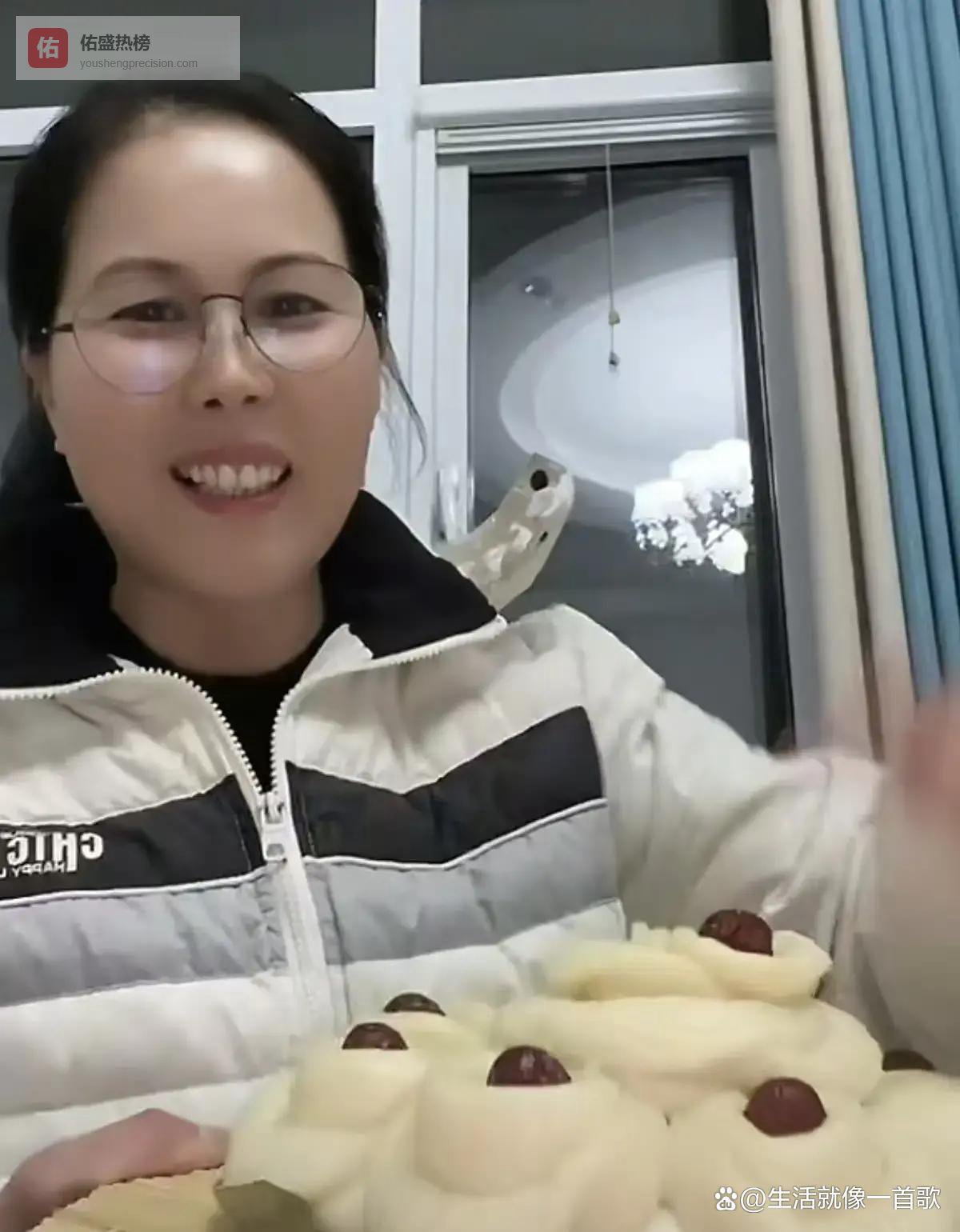 过了年，小杨阿姨就回湾湾照顾箖箖和玥儿，还带来老家特产给筱梅吃