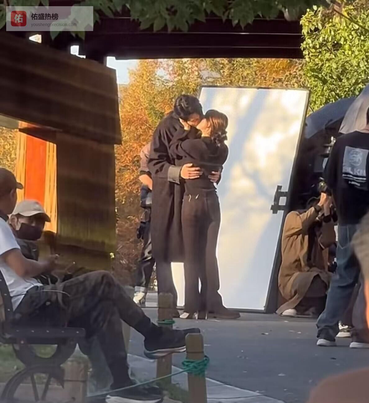 赵露思彭冠英当街吻戏遭围观：演员害羞躲闪，网友炸锅：这是拍戏还是看猴