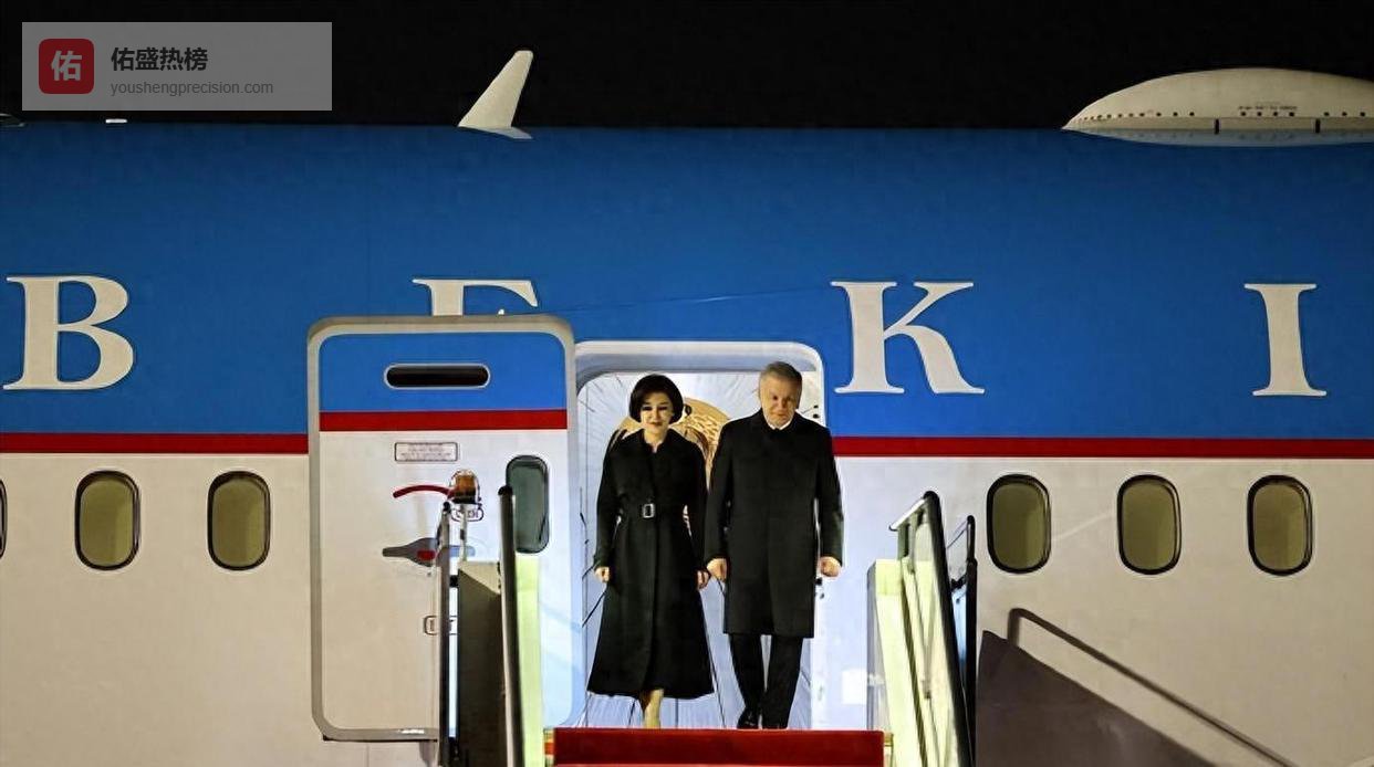 回顾：65岁第一夫人到访北京，被赞中亚最美，黑色风衣穿搭凸显身形