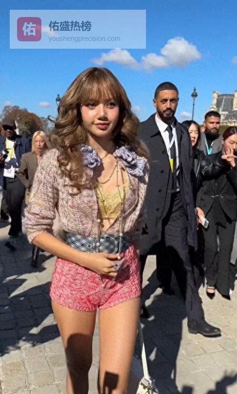 Lisa室外穿比基尼，身材明显，但是只穿薄内衣影响不好吧！