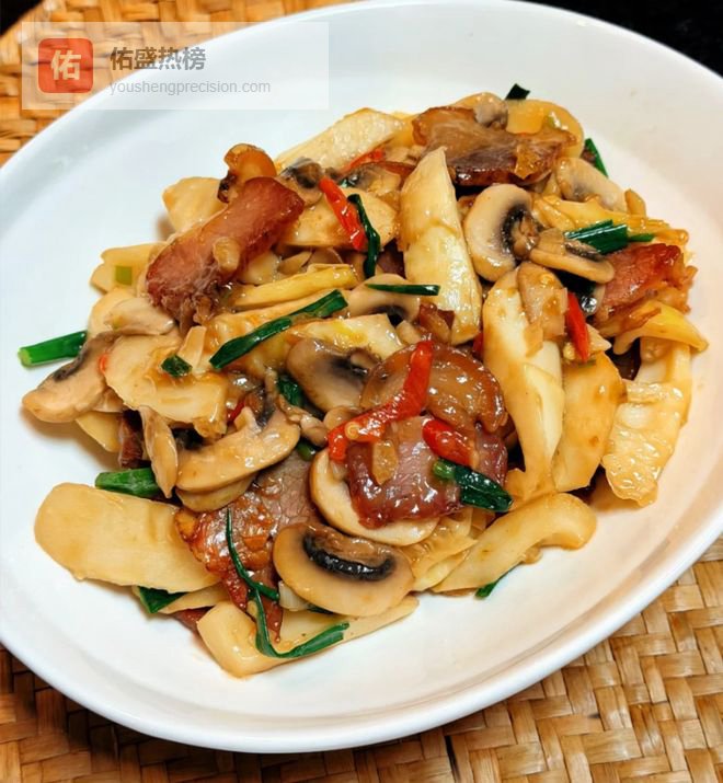 春日鲜滋味！春笋口蘑炒腊肉，一口吃下整个春天，应季而食，好处多多