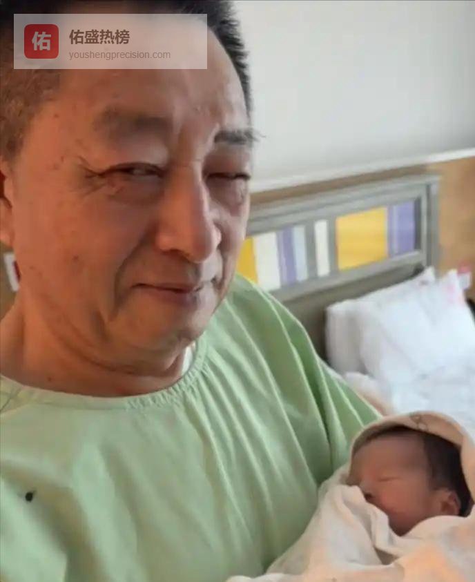 一张老人抱孙的照片，让数百万网友突然沉默——那个曾在舆论里被撕碎的男人，用一个最普通的家庭瞬间