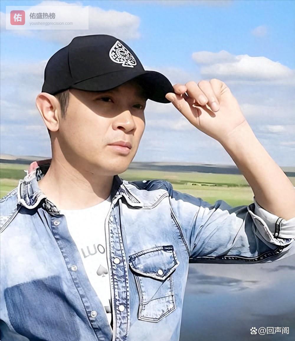 56岁罗中旭近况：年长更显魅力，体态匀称清爽不显油腻，目前依旧保持单身