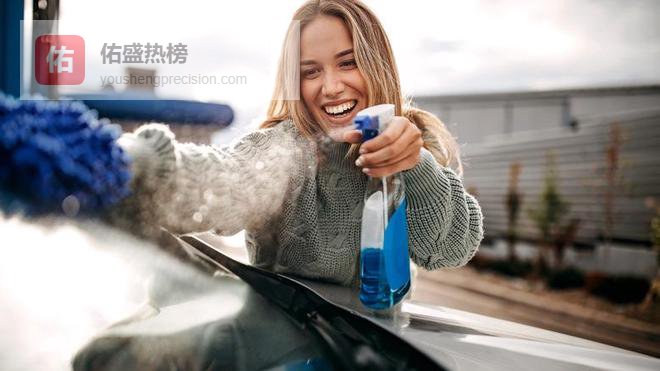 亲手打造天然汽车窗户清洁剂，轻松还你清晰视野！