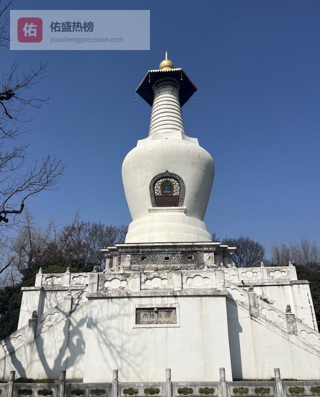 盐堆的白塔塌了？不，它正以“攻略”的名义在热搜上永生