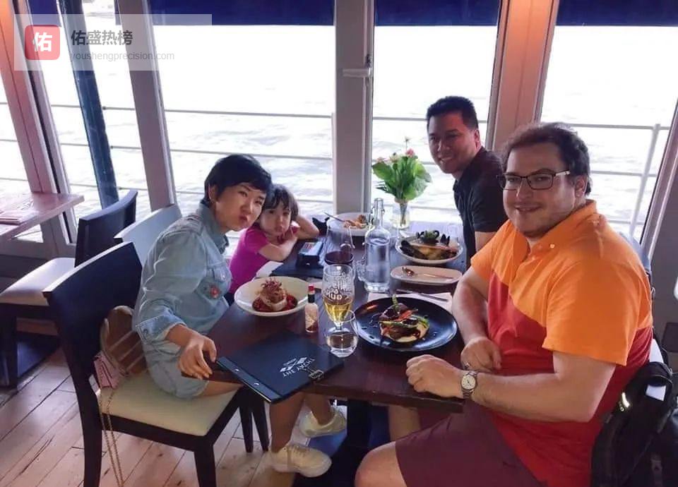 从奥运泳池到废品堆：一场跨国“人生选择题”