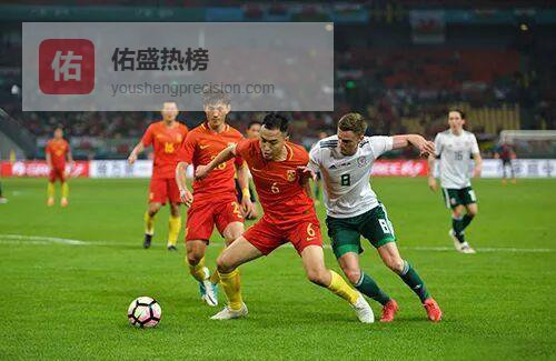 国足6球惨败威尔士：一场冰冷的现实课