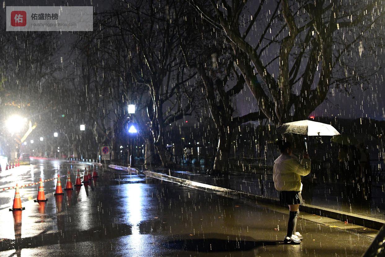 杭州西湖今晨飘雪，目前北高峰有少量积雪