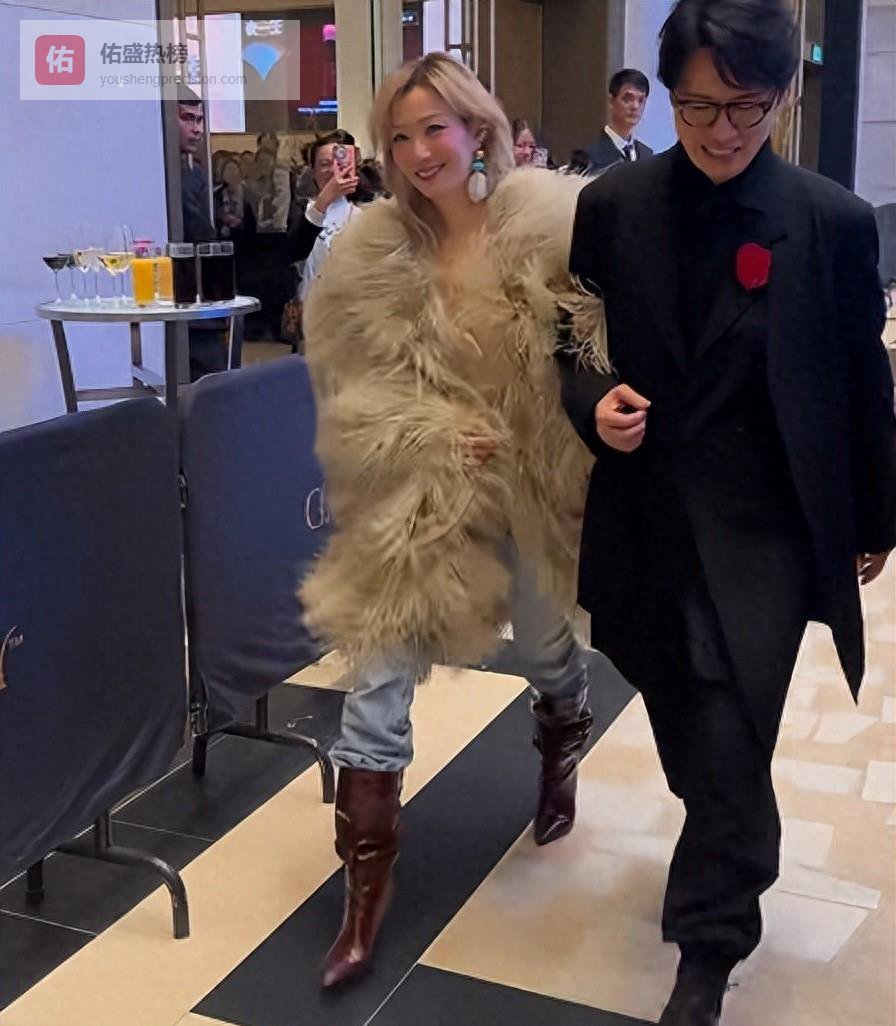 53岁郑秀文穿皮草出席首映，凳子太高难上，66岁黄子华风采依旧