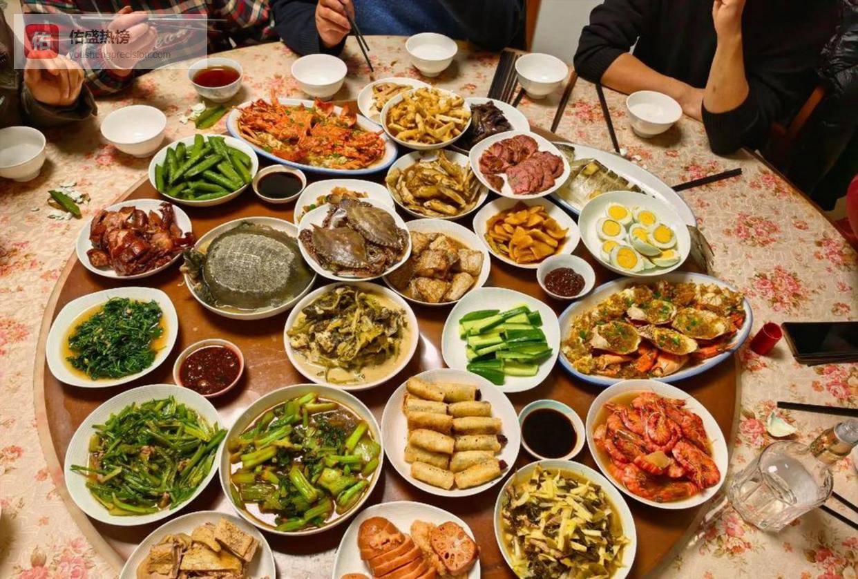 下午放假初三出征，新加坡等待国乒年味午饭的温情瞬间，林诗栋裹着厚羽绒服低头吃饭显真实一面