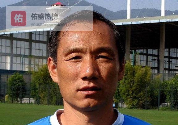 前国脚出国后与发妻离婚，二婚娶女富豪，如今定居巴西成大老板