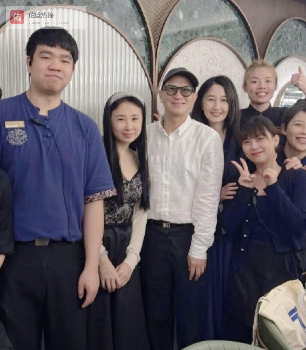 62岁张家辉伴关咏荷新加坡贺岁！夫妻二人温馨同框，相处超亲切状态超显年轻